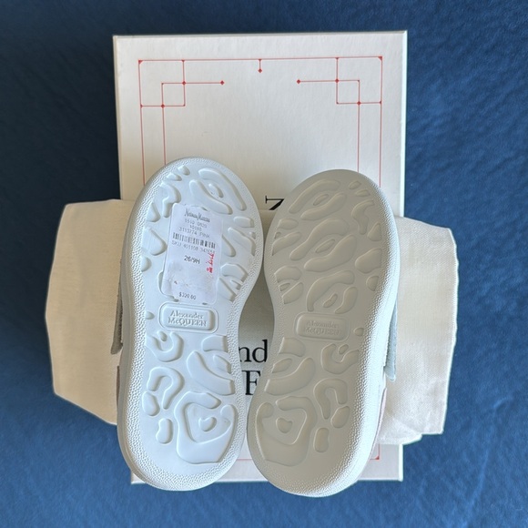 Alexander McQueen Kids Pink Round Toe Touch Strap Velcro
Sneakers Size 26 US 9.5 - Picture 8 of 11